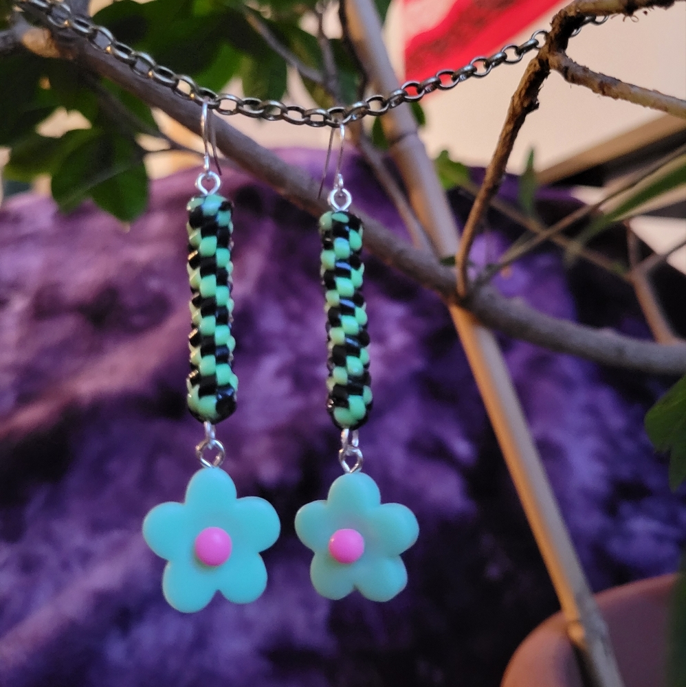 Black Green Zigzags w Flower Charms - Handmade Lanyard / Scoobidou Earrings